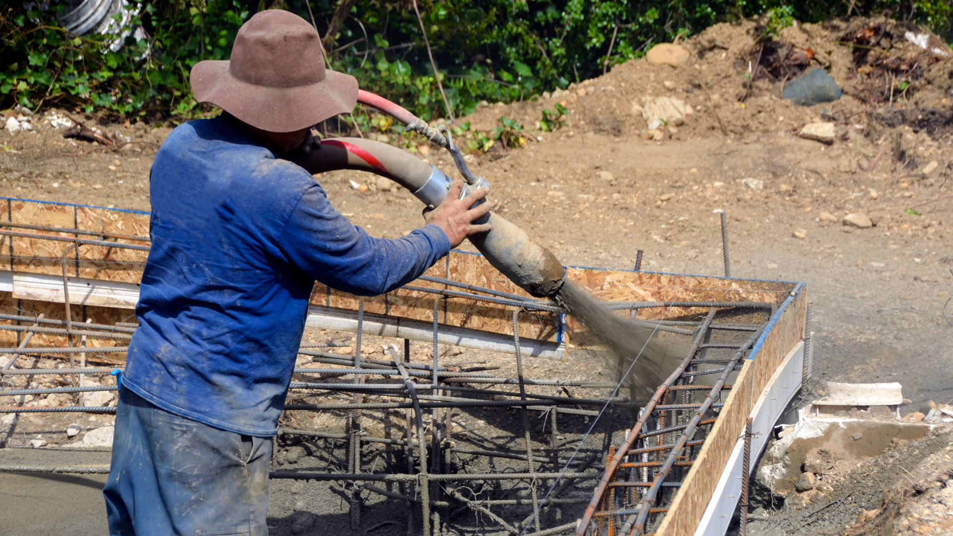 Shooting-gunite-on-a-pool