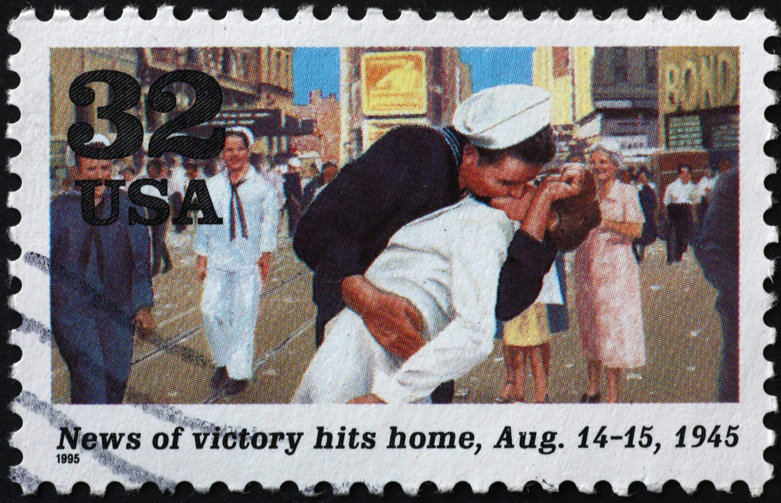 WW-II-sailor-kissing-woman-at-homecoming
