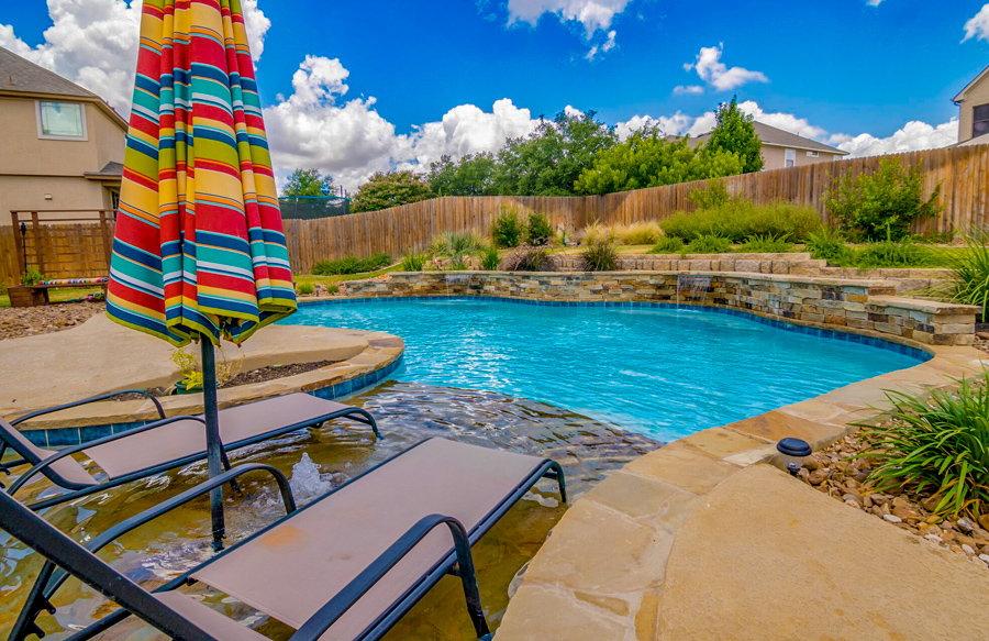 chaise-lounge-umbrella-on-pool-tanning-ledge