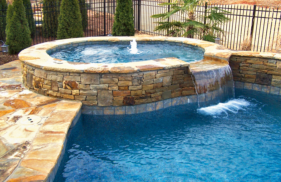 gunite-spa-with-flagstone-coping