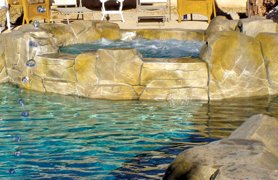 spa-with-faux-stone-damwall-on-pool