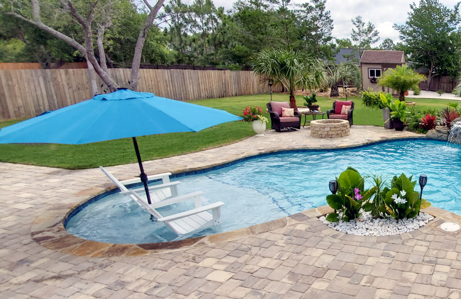 umbrella-on-pool-tanning-ledge